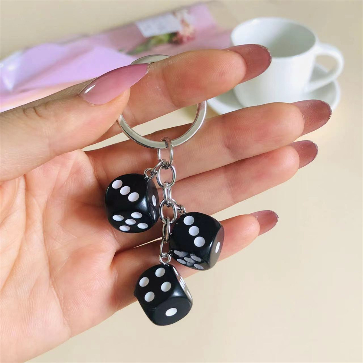 سلسلة مفاتيح نرد ثلاثية الأبعا - مراجعة Gaming Accessories Gifts For Men وسعره